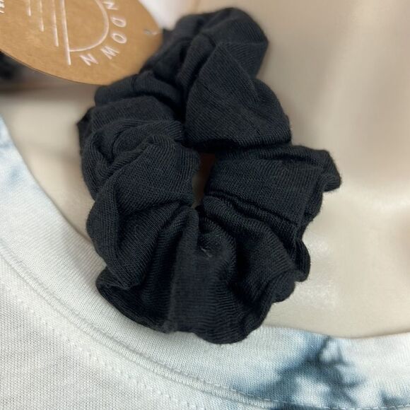 Splendid Tie dye black and white cropped t shirt with scrunchie NWT size medium - Picture 14 of 14
